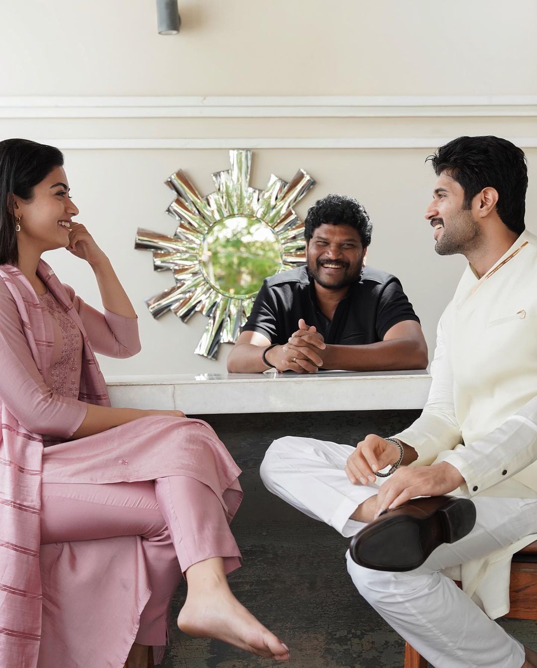  Rashmika Mandanna’s Sweet Gaze At Vijay Deverakonda: New Photos Amid Rekin-TeluguStop.com