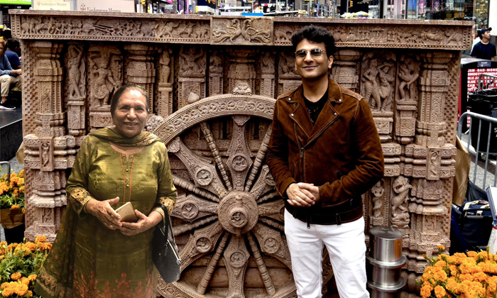  Vikas Khanna Unveils Konark Sun Temple Replica At Times Square Details, Vikas Kh-TeluguStop.com