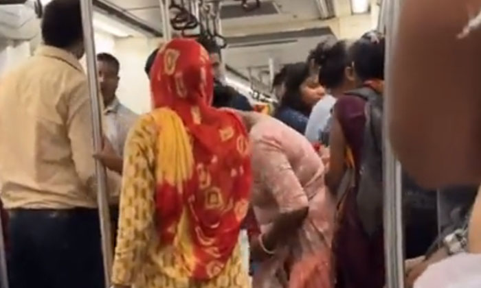  Viral Women Rolling In The Metro Train That's The Thing , Viral Latest, News Vi-TeluguStop.com