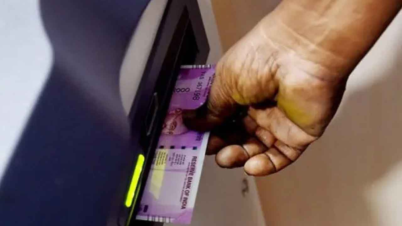  Andhra Pradesh : Volunteer Steals Money From Woman Account-TeluguStop.com