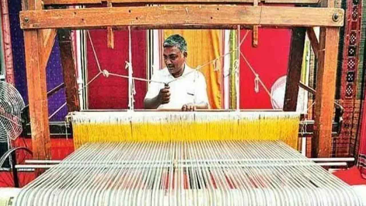  Telangana Govt Mulling Over Rs 1 Lakh Loan Waiver For Weavers-TeluguStop.com