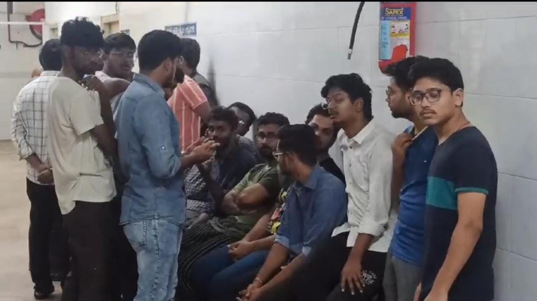  Clash Between Students In Tirupati Sv Medical College..!!-TeluguStop.com