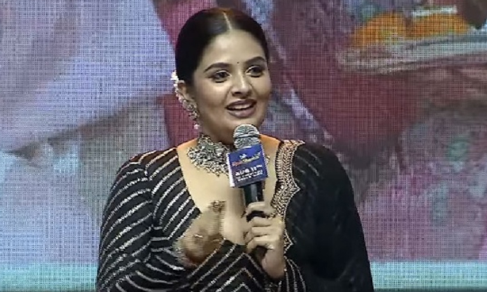  Anchor Sreemukhi Says I Love You To Chiranjeevi At Bholaa Shankar Pre Realease-TeluguStop.com