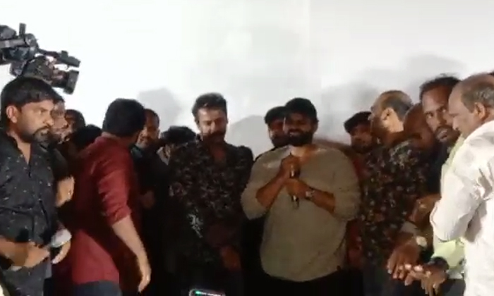 Bro Movie Hero Sai Dharam Tej Visits Sangameshwara Theater, Bro Movie ,hero Sai Bro Movie Hero Sai Dharam Tej Visits Sangameshwara Theater, Bro Movie ,hero Sai-TeluguStop.com