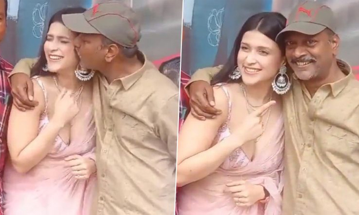  Director Ravi Kumar Kiss Publicly Mannara Chopra-TeluguStop.com