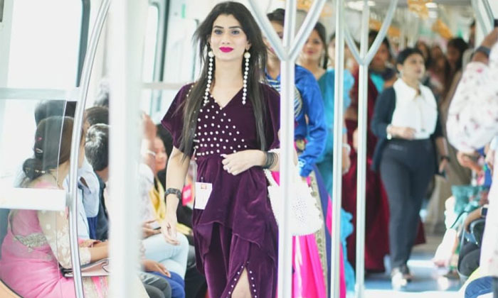  Fashion Show In Moving Nagpur Metro Train Viral Details, New Idea, Fashion Show,-TeluguStop.com