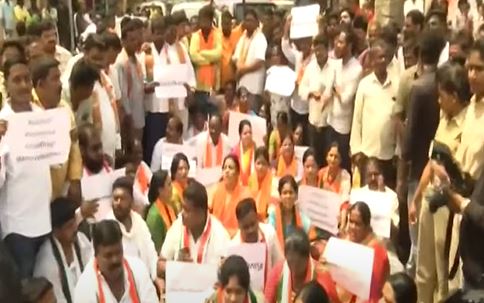 Opposition Parties Protest For Mirpet Victim Opposition Parties Protest For Mirpet Victim-TeluguStop.com