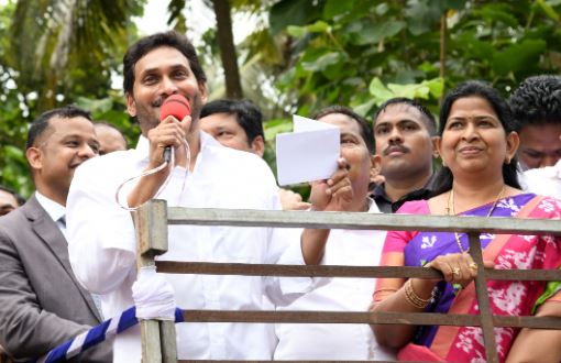  Cm Jagan Visits The Flood Victims In Lankan Villages-TeluguStop.com