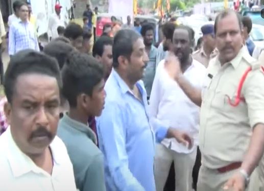  There Is Intense Tension In Nujiveedu Of The Joint Krishna District-TeluguStop.com