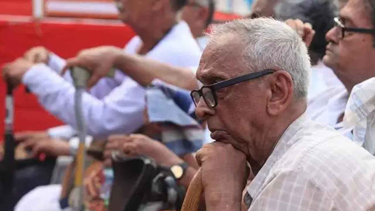  Andhra Pradesh : Pensioners Protest Against New Pension Scheme-TeluguStop.com