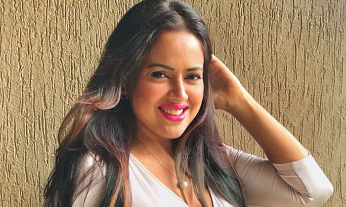 Sameera Reddy Reveals How A Vegetable Seller Commented On Her Postpartum Body Sameera Reddy Reveals How A Vegetable Seller Commented On Her Postpartum Body-TeluguStop.com
