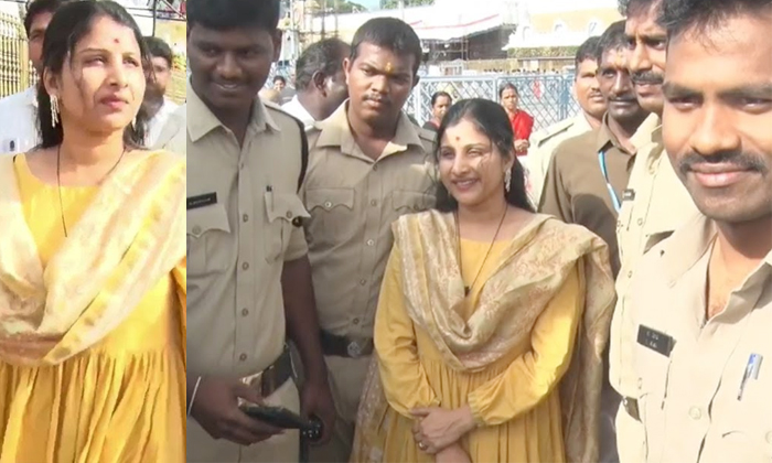  Singer Mangli Surrounded By Police For Selfies At Tirumala Temple-TeluguStop.com