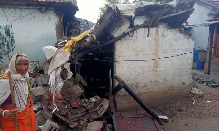  A House Collapsed Due To Heavy Rains A Big Accident , Big Accident-TeluguStop.com