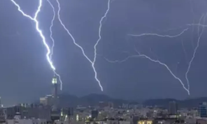  A Huge Thunderbolt Hit The Clock Tower In Saudi Arabia, Shocking Visuals In The-TeluguStop.com