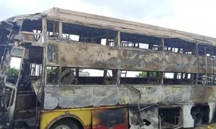  A Private Travel Bus Caught Fire In The Middle Of The Night , Private Travel Bus-TeluguStop.com