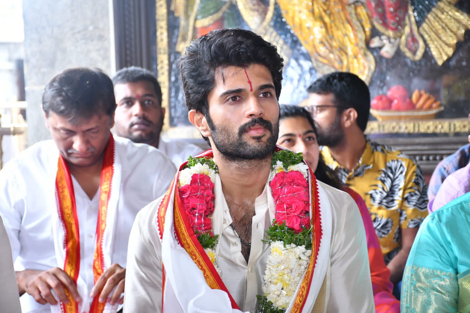  Watch Video Of Vijay Deverakonda Being Mobbed By A Female Fan At A Telangana Tem-TeluguStop.com