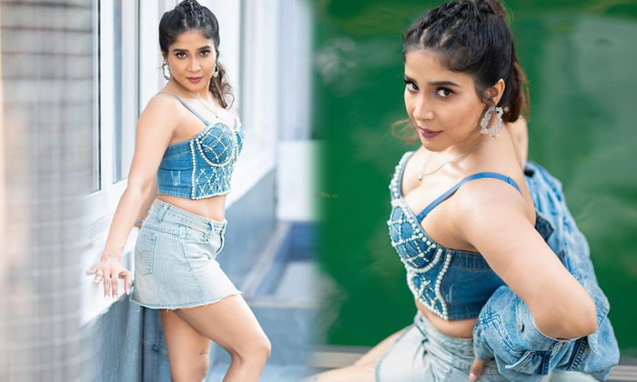  Actress Sakshi Agarwal Sets Hearts Racing With Her Spicy Pictures-TeluguStop.com