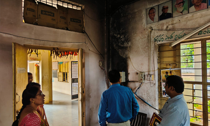  Additional Collector Gautham Reddy Who Visited Kasturba Gurukulam Inquired Abou-TeluguStop.com