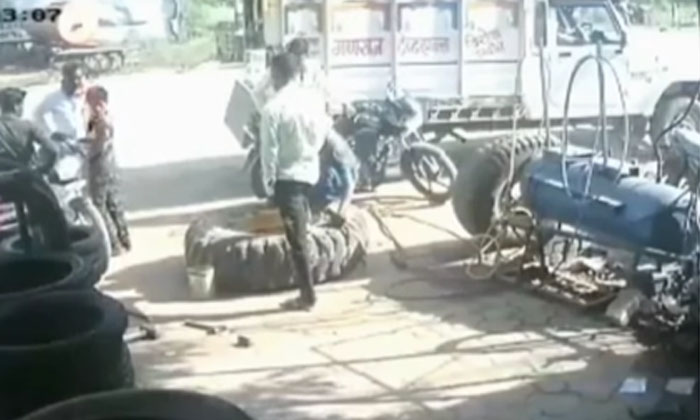  Be Careful While Giving Punctures To The Tires Otherwise That's All, Tyres Punc-TeluguStop.com