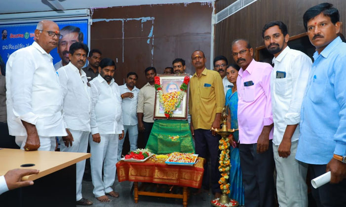  Celebrating 128th Birth Anniversary Of Chakali Ilamma, Jagadish Reddy , Kcr ,-TeluguStop.com