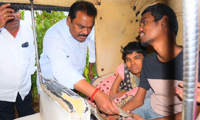  Choppadandi Mla Sunke Ravi Shankar Financial Help To Specially Abled Children, C-TeluguStop.com