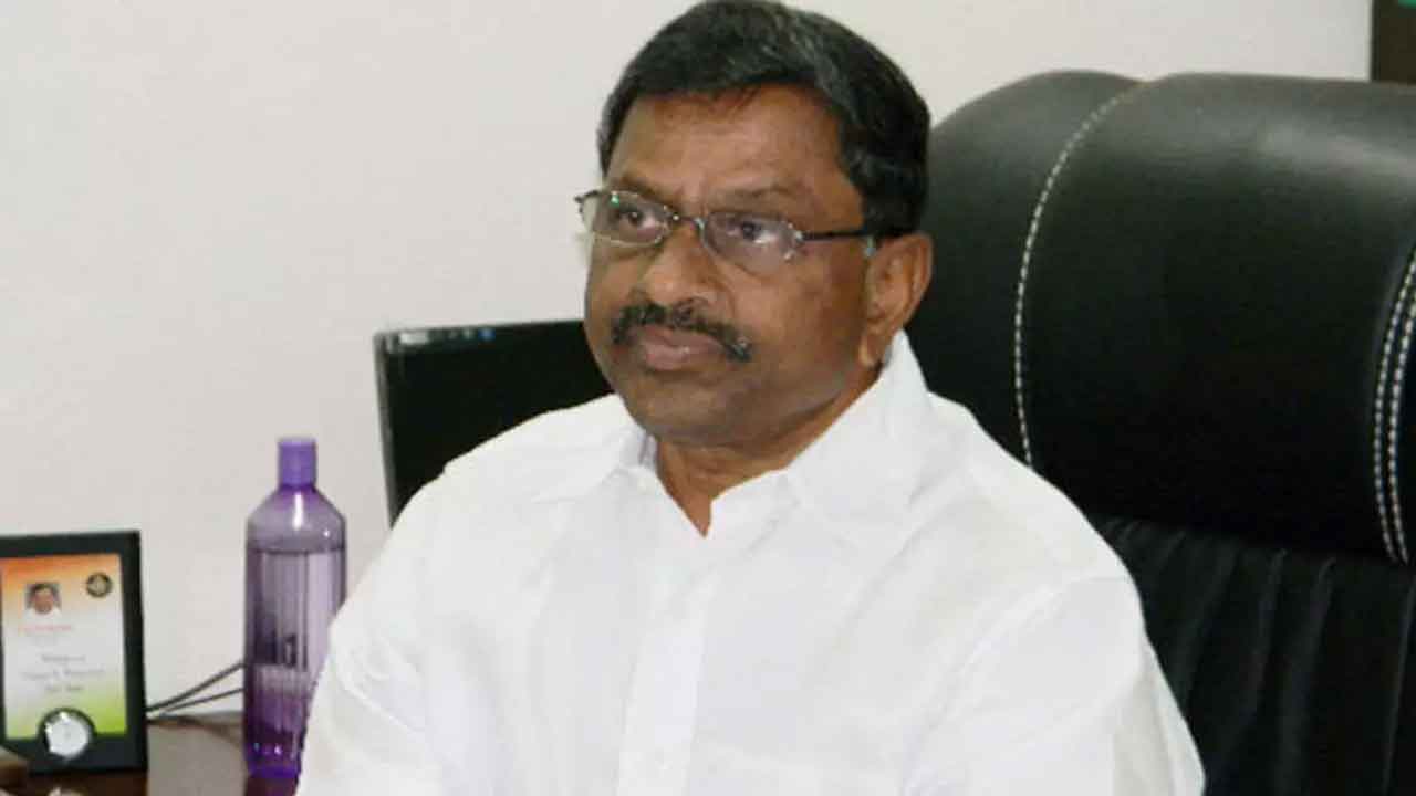  Ex Minister Slams Jagan Govt Over No Doctors In Hospitals-TeluguStop.com