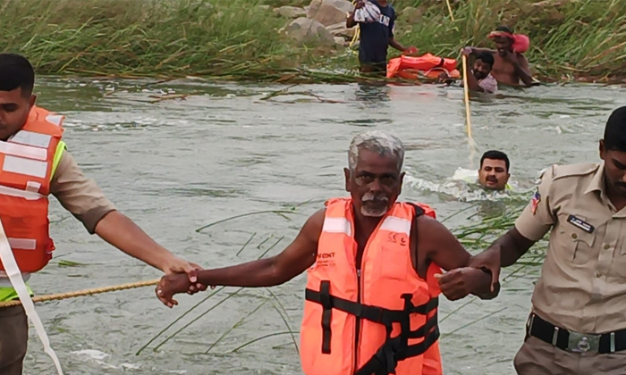  Farmers Who Reached The Shore Safely, Farmers , Rajanna Sircilla, Maneru Lake, F-TeluguStop.com
