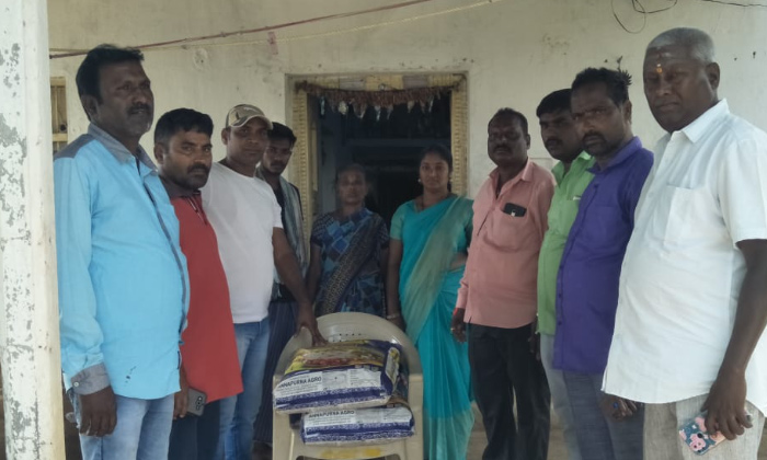  Gangadhara Auto Union Distributes Rice To Family Of Deceased,gangadhara Auto Uni-TeluguStop.com