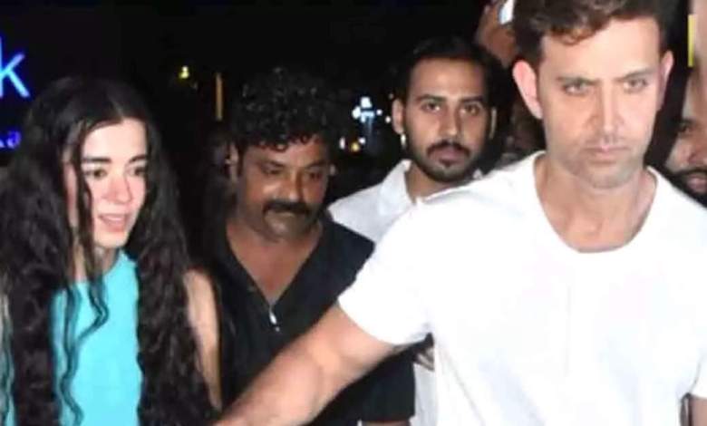  Hrithik Roshan, Saba Azad, And Kids Enjoy Dinner Outing In Mumbai: Watch The Vid-TeluguStop.com