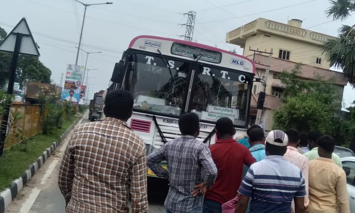  20 Injured As Rtc Bus Hits Lorry-TeluguStop.com