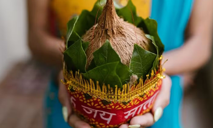  Importance Of Kalasam In Hindu Religion , Kalasam , Kalasam, Pooja , Mango Leave-TeluguStop.com