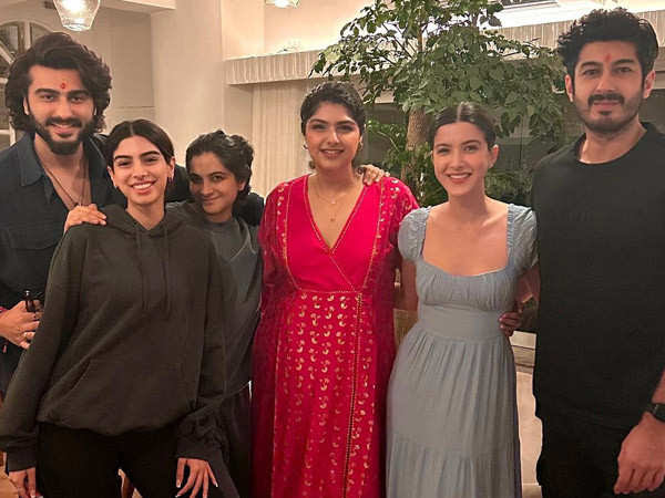  Star-studded Selfie: Arjun Kapoor Captures The Moment With Kiara, Kareena, And S-TeluguStop.com