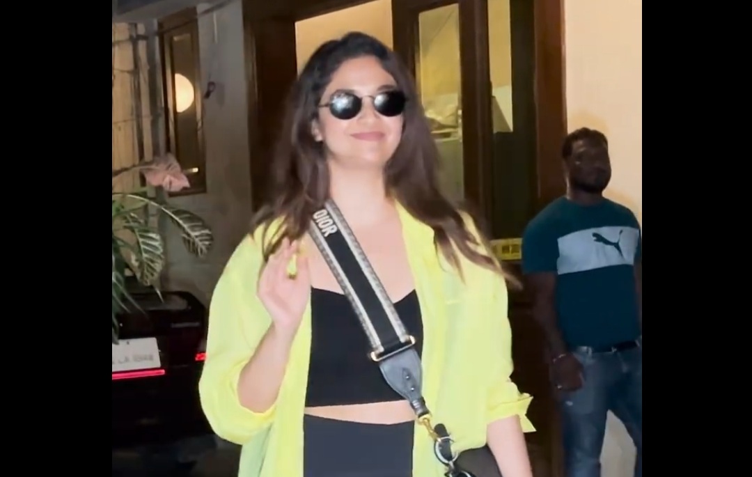 Keerthy Suresh Spotted At Dubbing Studio, Poses For Photos And Waves At Paparazz Keerthy Suresh Spotted At Dubbing Studio, Poses For Photos And Waves At Paparazz-TeluguStop.com