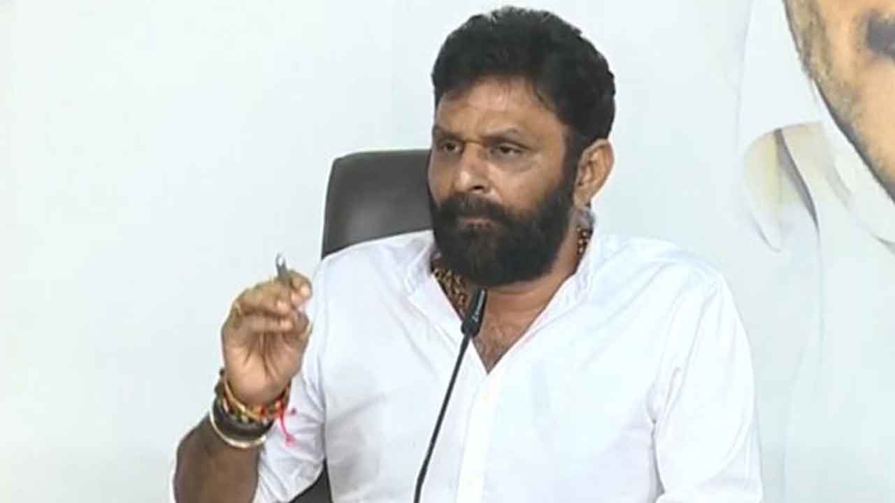  Balakrishna Has No Hair, Purandeswari Has No Brain : Kodali Nani-TeluguStop.com