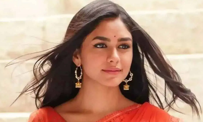  Mrunal Thakur Role In Aankh Micholi Movie Details Inside-TeluguStop.com