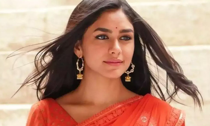  Mrunal Thakur Learn Telugu Video Viral, Mrunal Thakur, Tollywood, Telugu, Tel-TeluguStop.com