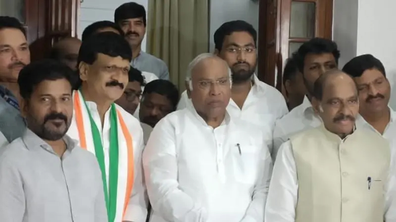  Malkajgiri Mla Mynampally With Son Rohit Joins Congress In Delhi-TeluguStop.com