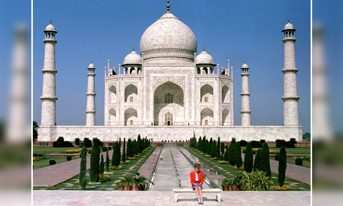  Old Pic Of Princess Diana Sitting Alone At Taj Mahal Viral Details, Princess Dia-TeluguStop.com