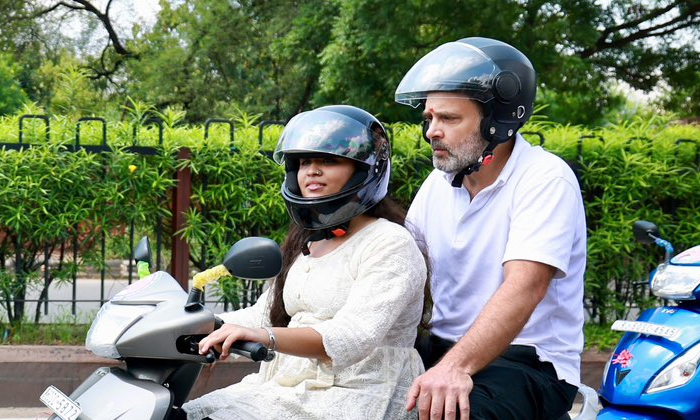  Rahul Gandhi's Scooter Ride With That Young Lady Video Viral , Rahul Gandhi, Jai-TeluguStop.com