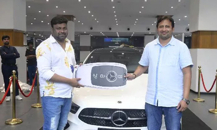  Baby Producer Skn Gifted Car To Director Sai Rajesh ,sai Rajesh, Skn, Vaishnavi-TeluguStop.com