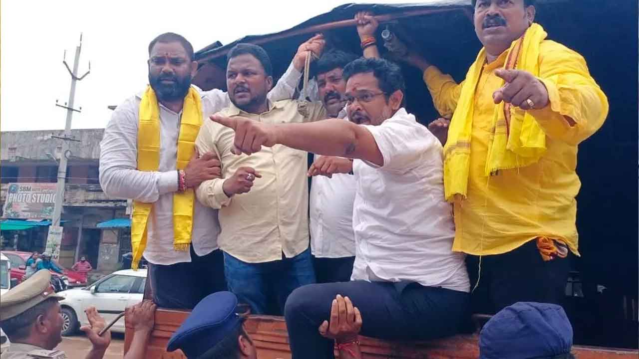  Andhra Pradesh : Tdp Leaders Arrested In Guntur And Simhachalam-TeluguStop.com