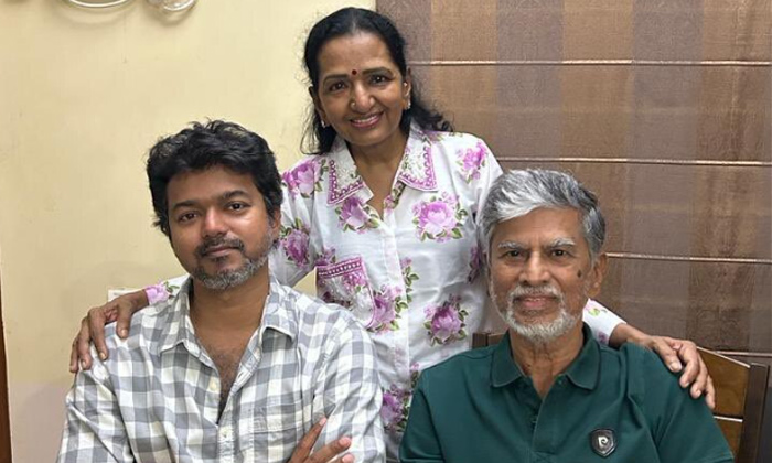  Thalapathy Vijay Rushed From Usa To See His Father Chandrasekhar, Vijay Thalapat-TeluguStop.com