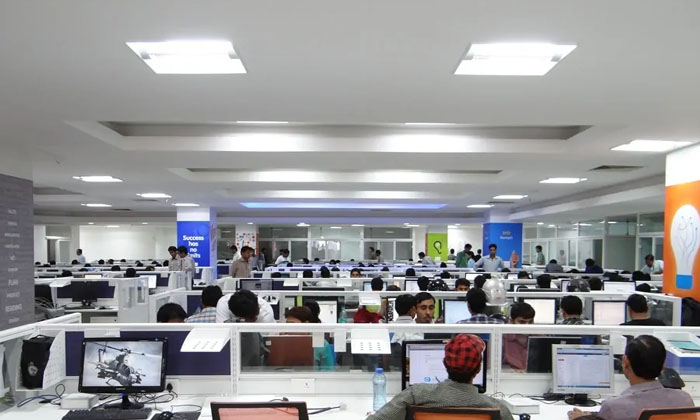 The It Company That Turned The Board In Hyderabad Techies Who Fell On The Road , The It Company That Turned The Board In Hyderabad Techies Who Fell On The Road ,-TeluguStop.com