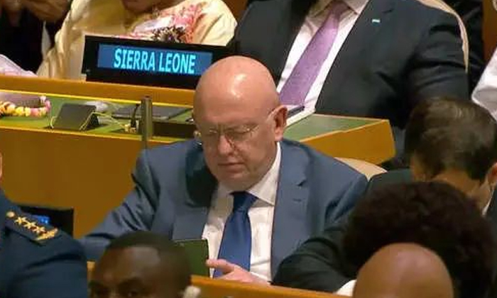 The Russian Ambassador Who Played Games On The Phone During Biden's Speech The V The Russian Ambassador Who Played Games On The Phone During Biden's Speech The V-TeluguStop.com