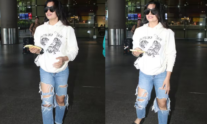  Rashmika Mandanna Trolled Due To Her Ripped Jeans-TeluguStop.com