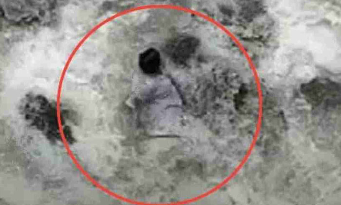  Video Kedarnath Pilgrim Who Slipped Into The River While Taking A Selfie Finally-TeluguStop.com