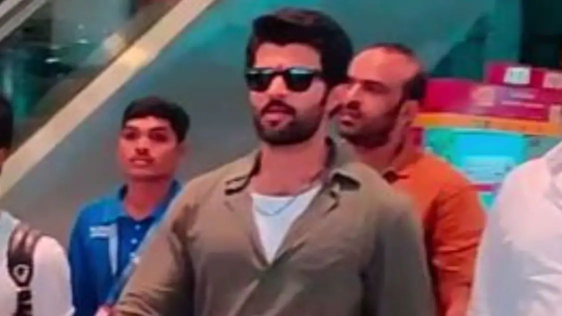  Video: Vijay Deverakonda Looks Dapper In A Simple Outfit At The Airport-TeluguStop.com