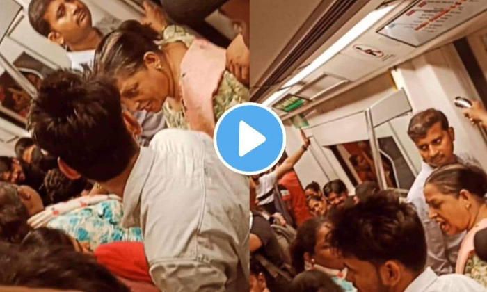  Viral Romance In Metro Do You Know What Aunty Did When She Noticed It, Viral, Ro-TeluguStop.com