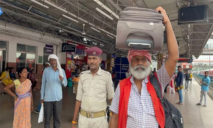  Why Two Bodyguards For That Railway Worker Who Works In Patna Railway Station De-TeluguStop.com