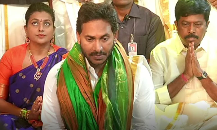  Ys Jagan Mohan Reddy Visit Tirumala , Ys Jagan Mohan Reddy, Bhumana Karunakar Re-TeluguStop.com